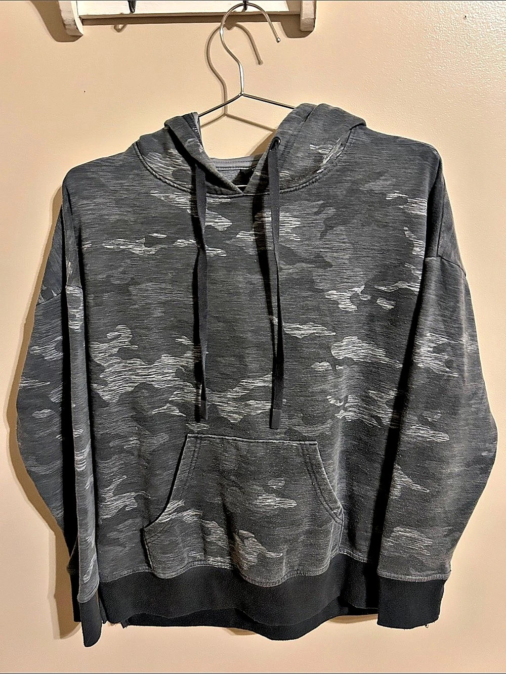 Athletic Works Camo Hoodie in Gray Size Medium Like New